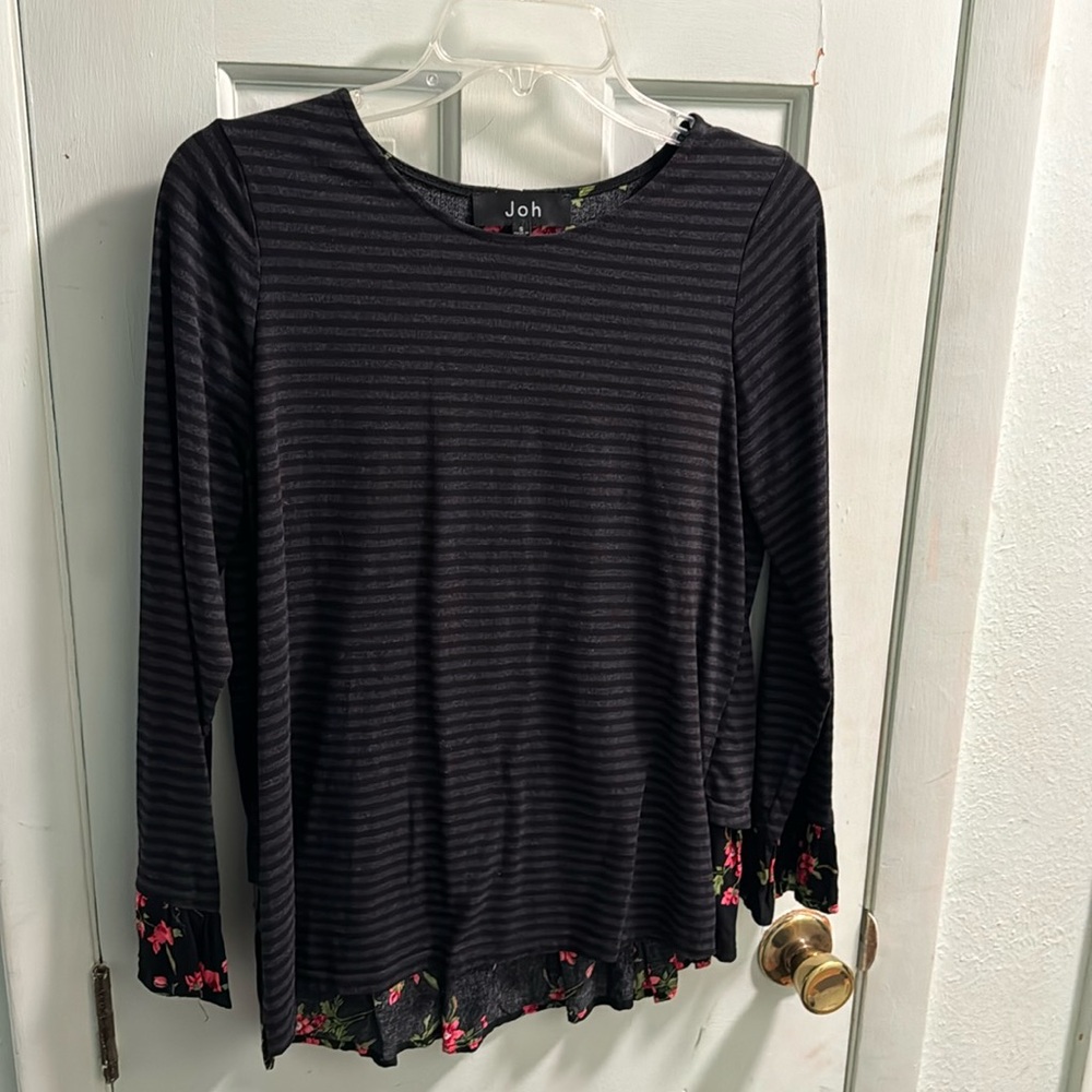Beautiful lace up back shirt. Size S. Great condition